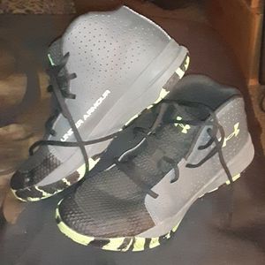 Under Armour size 7y Sneakers